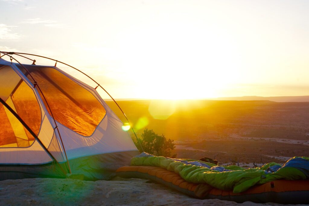 tent, travel, adventure-2562393.jpg